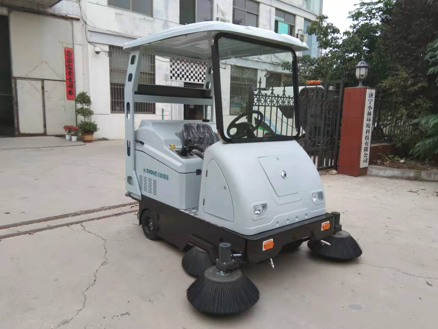 山东XLS-1750电动扫地车